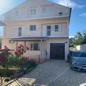 Apart Mani Di Lauro , Preko Chorwacja